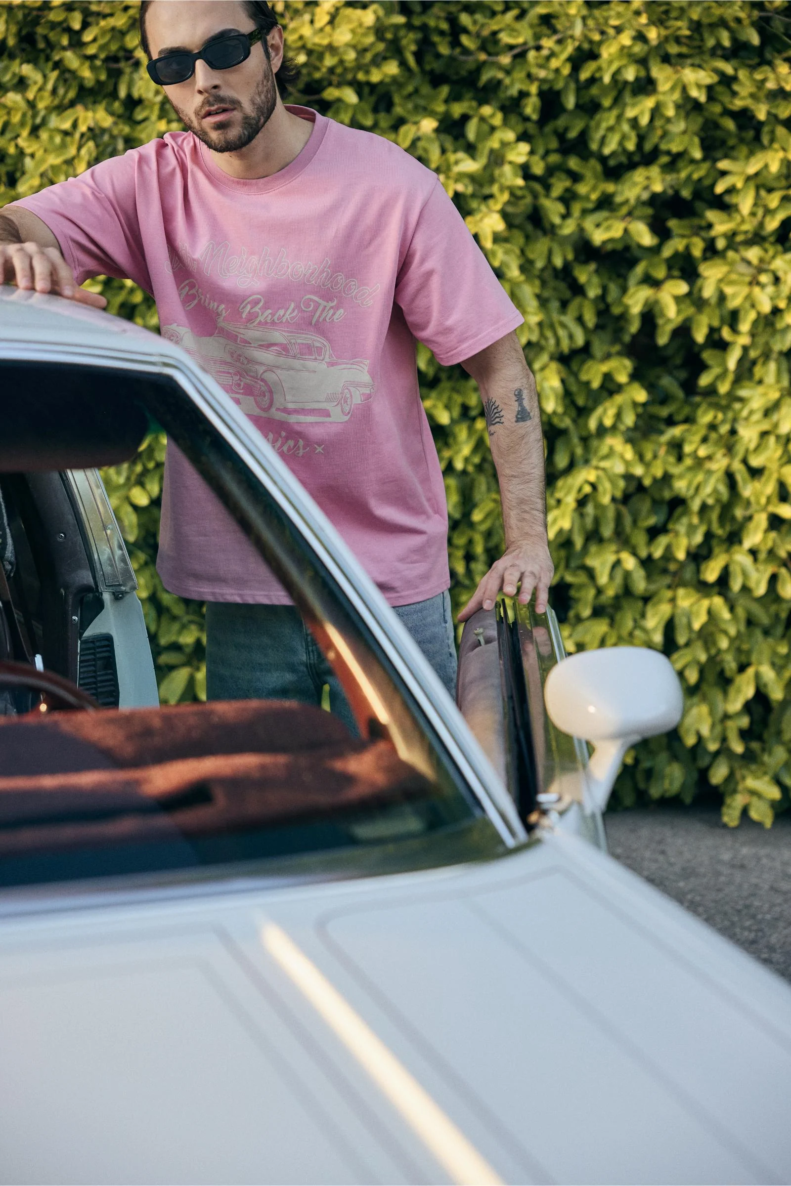 6Th Nbrhd Classic Is Back Men's T-Shirt Pink - Image 12