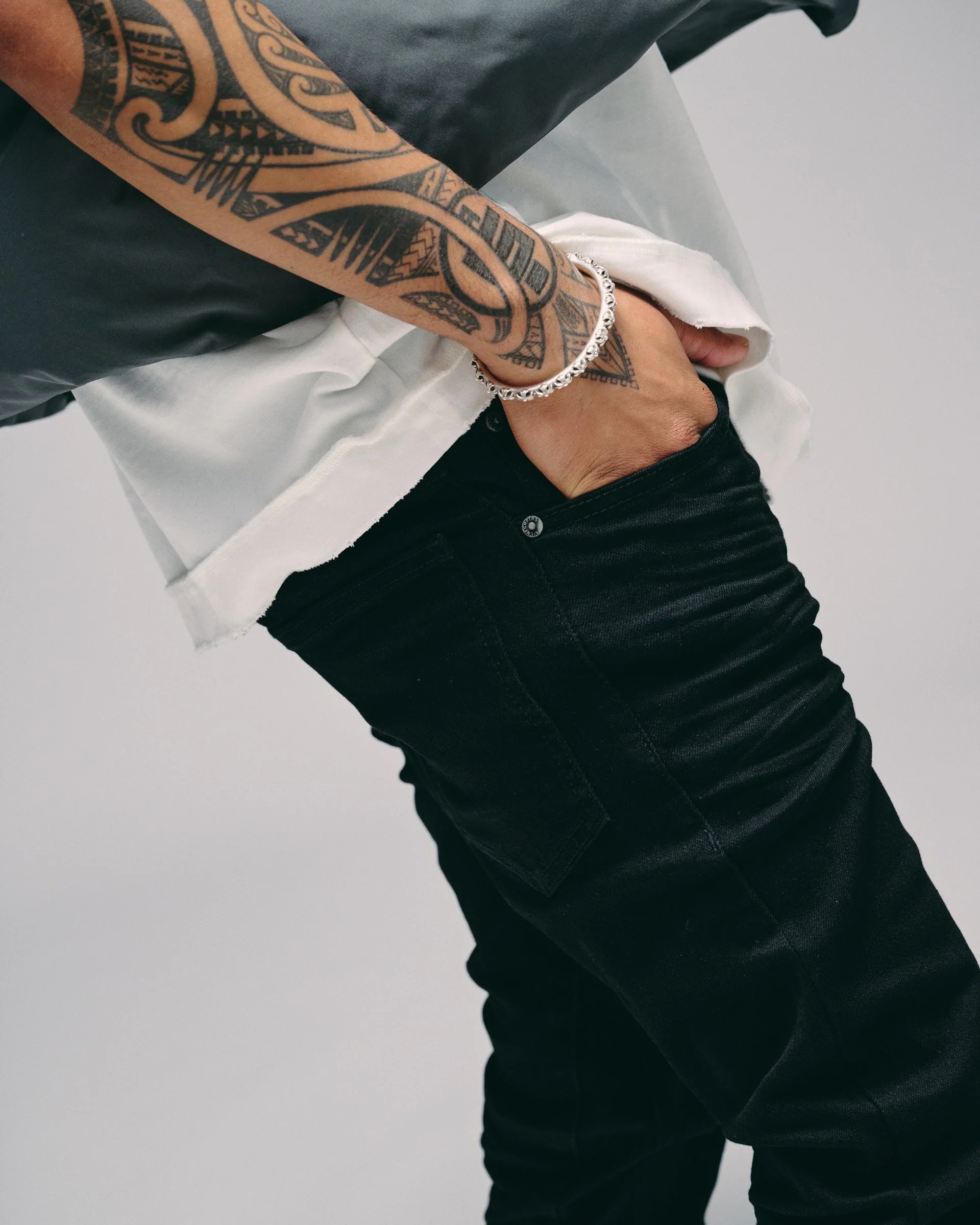 Silnt Chptrs Essence Jeans - Stacked Bootcut Jet Black - Image 4