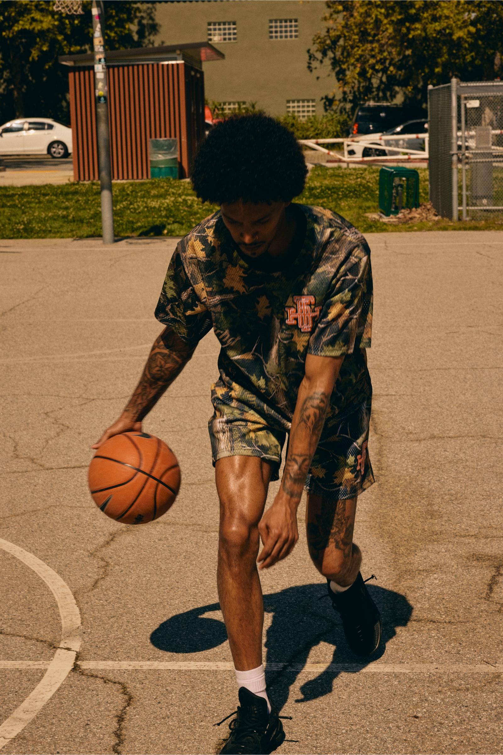 6Th Nbrhd Scrimmage Men's T-Shirt Camo - Image 11
