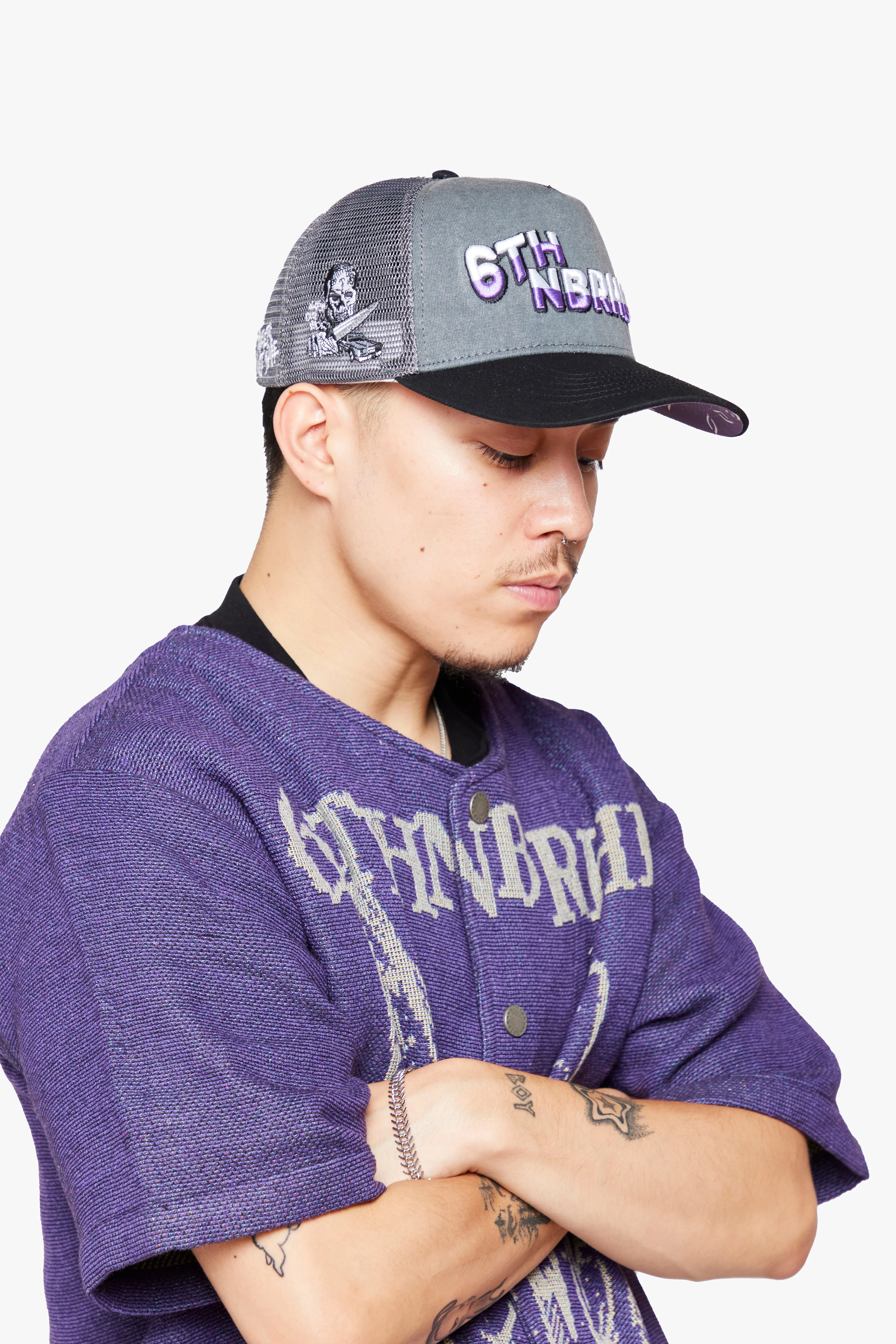 6Thneighborhood Skull Snapback Hat - Embroidered Grey - Image 2